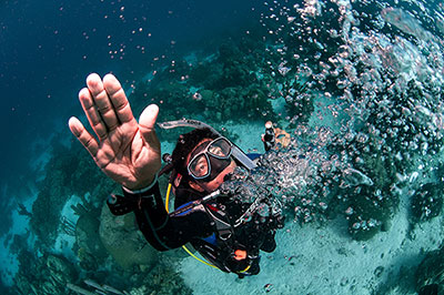 Instructor de buceo en acción